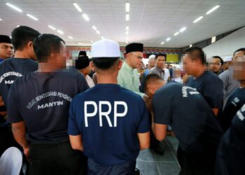 SAIFUDDIN Nasution Ismail menyantuni ODS ketika hadir Program Penerapan Nilai-nilai Murni di Pusat Reintegrasi Penghuni (PRP) Mantin, Seremban, Negeri Sembilan hari ini. - UTUSAN/MOHD. SHAHJEHAN MAAMIN.