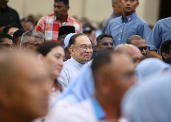 ANWAR Ibrahim duduk bersama ahli PKR Kedah ketika hadir merasmikan Konvensyen Keadilan Kedah 2026 di Hotel Raia, Alor Setar. - UTUSAN/ SHAHIR NOORDIN
