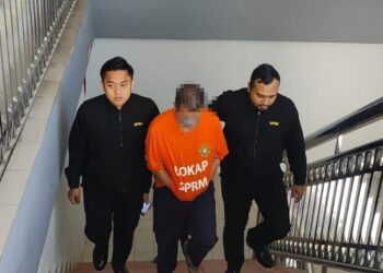 SEORANG pegawai kanan tentera berpakaian lokap SPRM dibawa ke Mahkamah Majistret Seremban bagi permohonan reman selepas disyaki meminta dan menerima suapan RM28,000. - GAMBAR/IHSAN SPRM