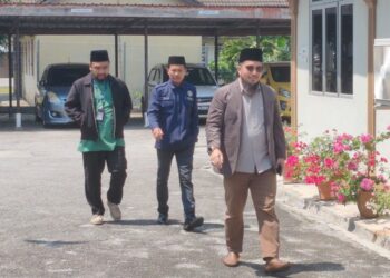 FARIDUL Firdaus Zaulkapli (kanan) berdepan pertuduhan di Mahkamah Rendah Syariah Gombak Barat, Kuang di sini hari ini.-UTUSAN