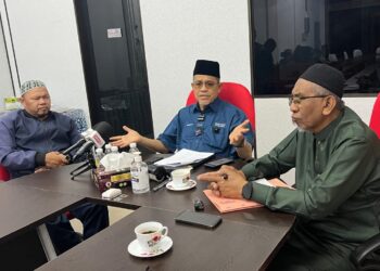 SHAHIDAN Kassim (tengah) ketika ditemui selepas mempengerusikan mesyuarat PN Perlis di Yayasan Pok Dan Kassim, Kangar, Perlis malam tadi. -UTUSAN/ASYRAF MUHAMMAD
