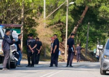 POLIS memeriksa tempat kejadian Mohd. Nasaruddin M. Nasir diserang dua suspek yang bermotosikal dan melepaskan tembakan ke arahnya berhampiran Masjid Al-Muhajirin Bukit Kayu Hitam di Kubang Pasu.