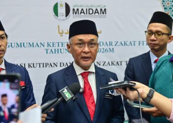 ZULKIFLI Ali (tengah) bercakap kepada pemberita pada selepas majlis Pengumuman Ketetapan Kadar Zakat Fitrah tahun 1447/2026M di Auditorium Jabatan Hal Ehwal Agama Terengganu, Kuala Terengganu, Terengganu.  -UTUSAN/PUQTRA HAIRRY