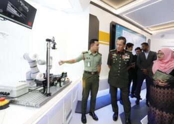 Arman Rumaizi Ahmad  melawat pameran  pada majlis perasmian Makmal Revolusi Industri Digital (MRID) di bawah Pusat Keselamatan Siber dan Revolusi Industri Digital (PKSRID) di Dewan Bestari, UPNM, Sungai Besi  semalam. -UTUSAN/NESHWAR NIZAM