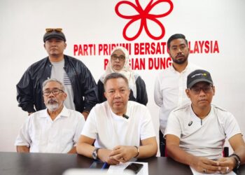 ABDUL Aziz Ismail (tengah) ketika sidang media di Pejabat Bersatu Bahagian Dungun, Terengganu, hari ini.