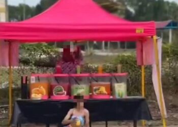 TANGKAP layar seorang lelaki yang memakai kostum duyung semasa mempromosikan air balang di sebuah gerai di hadapan Penjara Pengkalan Chepa, Kota Bharu, Kelantan baru-baru ini.