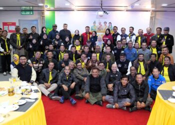 TUANKU Syed Faizuddin Putra Jamalullail (tengah) berkenan bergambar bersama dalam Majlis Santapan Malam bersempena Program Konvoi Gemilang 60 Tahun Mara di Arked Mara Kangar, hari ini. -UTUSAN