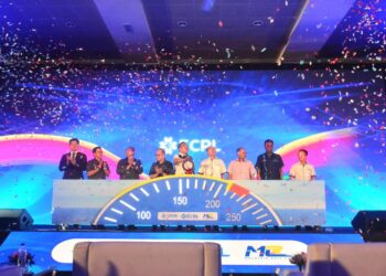 ANTHONY Loke Siew Foke (tengah) menyempurnakan Peluncuran Khas Ketibaan Golden Tren EMU dan E-Loco di Stesen ECRL KotaSAS di Kuantan, Pahang. - UTUSAN/SHAIKH AHMAD RAZIF