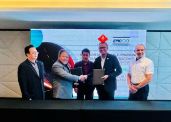 Muhtar Suhaili (dua dari kanan) bertukar dokumen perjanjian bersama Mohd. Safian Saludin sambil disaksikan Che Mohamad Zulkifly Jusoh - IHSAN EPIC BERHAD