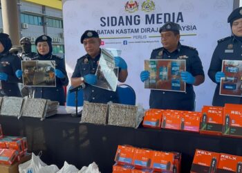 ISMAIL Hashim (tiga dari kanan) menunjukkan gambar penahanan PATI dalam sidang akhbar di Pejabat Kastam Kuala Perlis, Perlis, hari ini. -UTUSAN/ASYRAF MUHAMMAD