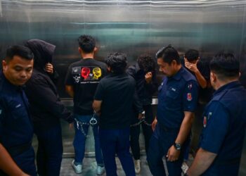 PENYOKONG Selangor FC yang didakwa Mahkamah Majistret Kuala Terengganu. - UTUSAN/PUQTRA HAIRRY