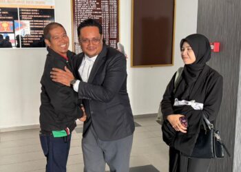 HAMIRUDDIN Kassim (kiri) berpelukan dengan peguamnya selepas dilepas dan dibebaskan daripada daripada 30 pertuduhan membuat tuntutan elaun dan mengemukakan dokumen palsu oleh Mahkamah Sesyen, Kota Bharu, Kelantan.