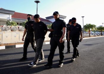 POLIS membawa suspek untuk mendapatkan perintah reman bagi membantu siasatan kes bunuh eksekutif bank di Kompleks Mahkamah Alor Setar, Kedah hari ini. - UTUSAN/SHAHIR NOORDIN