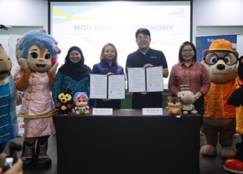 LIONG Ve Lyn (dua kiri) bersama Chase Liu (dua kanan) bergambar selepas menandatangani MoU di antara GL Play dan Trip.Com di Gamuda Cove, Kuala Langat, hari ini.