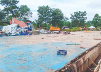 DERETAN gerai buah-buahan bermusim yang terletak di Batu Tiga, Jalan Gambang di Kuantan, Pahang dirobohkan pihak berkuasa selepas lebih kurang lima tahun beroperasi. – MINGGUAN/DIANA SURYA ABD. WAHAB