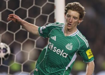 Anthony Gordon menjaringkan gol keempatnya menentang Qarabag FK di Stadium Tofiq Bahramov Republican, semalam. - AFP