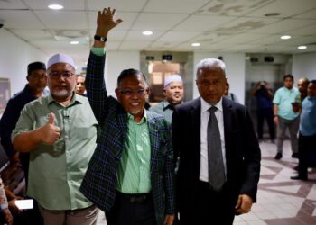 HANAFIAH Mat (tengah) semasa tiba di pekarangan Mahkamah Sesyen Kuala Terengganu. - UTUSAN/PUQTRA HAIRRY