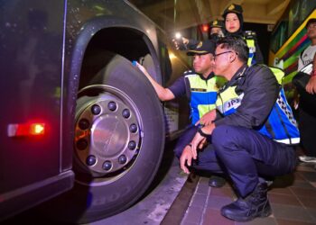 MOHD. Zamri Samion (tengah) bersama anggotanya memeriksa keadaan tayar bas menerusi Ops Tahun Baharu Cina di Hentian Bas Bandaraya Kuala Terengganu, Terengganu. - UTUSAN/PUQTRA HAIRRY