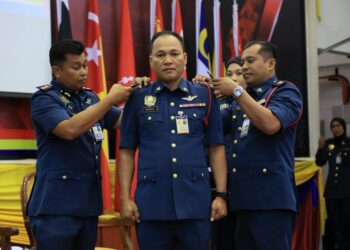 FARHAN Sufyan Borhan (kiri) menyempurnakan pemakaian pangkat kepada pegawainya pada Majlis Perhimpunan Tahunan 2026 JBPM Negeri Kelantan di Ibu Pejabat JBPM Kelantan, di Tunjung, Kota Bharu, Kelantan. - UTUSAN/KAMARUL BISMI KAMARUZAMAN