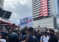 Himpunan #TangkapAzamBaki yang diadakan di hadapan pusat beli-belah SOGO disertai mahasiswa dan aktivis seluruh negara.