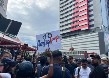 Himpunan #TangkapAzamBaki yang diadakan di hadapan pusat beli-belah SOGO disertai mahasiswa dan aktivis seluruh negara.