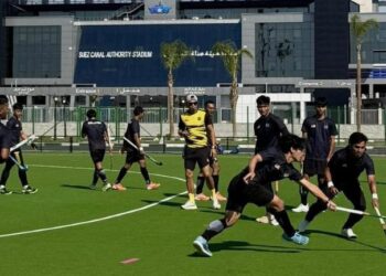 Pemain hoki kebangsaan menjalani latihan penyesuaian cuaca dan turf di Stadium Suez Canal Authority, Ismailia, Mesir, kelmarin. - IHSAN KONFEDERASI HOKI MALAYSIA