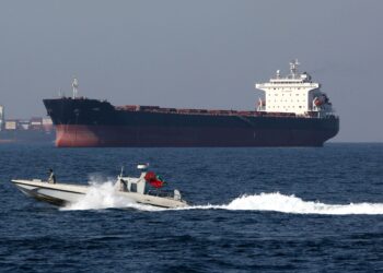 Selat Hormuz menjadi tumpuan pasaran tenaga global apabila ketegangan antara Iran dan Amerika meningkatkan iko gangguan di laluan minyak paling penting di dunia. - AFP