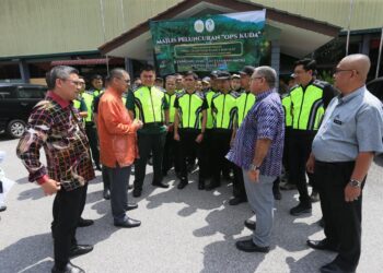 RAMLI Mat (dua dari kiri) beramah mesra bersama anggota penguatkuasa perhutanan semasa Pelancaran Op Kuda di Pejabat Perhutanan Terengganu Utara Batu Enam, Manir, Kuala Nerus, Terengganu. - UTUSAN/PUQTRA HAIRRY