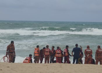 OPERASI mencari dan menyelamat oleh Pasukan Bomba dan Penyelamat Kuala Terengganu mangsa yang dikhuatiri lemas di Pantai Batu Buruk, Kuala Terengganu. -UTUSAN/ERMA YUSNIDA JUSOH