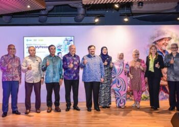 AMIR Hamzah Azizan (lima dari kiri) bersama Ketua Pegawai Eksekutif KWAP, Datuk Nik Amlizan Mohamed (lima dari kanan) ketika sesi bergambar pada Majlis Peluncuran Jana MyPesara di Menara KWAP di sini, semalam. - UTUSAN/SYAKIR RADIN