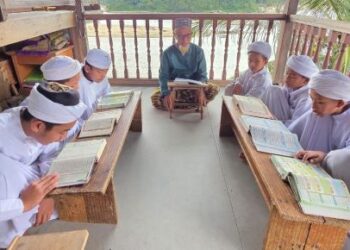 Mohd. Adzha Shuib mengajar salah seorang pelajarnya di Akademi Tahfiz As-Soff, Kampung Pendiat, di Parit Perak, baru-baru ini.