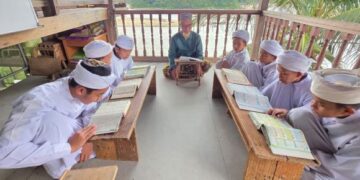 Mohd. Adzha Shuib mengajar salah seorang pelajarnya di Akademi Tahfiz As-Soff, Kampung Pendiat, di Parit Perak, baru-baru ini.