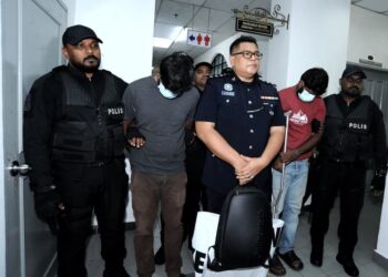 R. Utes (dua dari kiri) dan R. Arasan (dua dari kanan) dihadapkan ke mahkamah atas tuduhan membunuh lima beranak dan seorang lelaki dewasa di Mahkamah Majistret  Johor Bahru hari ini. - UTUSAN/RAJA JAAFAR ALI