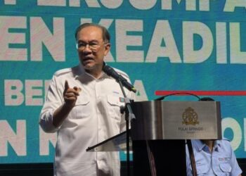 ANWAR Ibrahim berucap pada Majlis Perjumpaan Presiden Keadilan Bersama Keadilan Negeri Johor di Pulai Springs Resort, Johor Bahru. - UTUSAN/BAAZLAN IBRAHIM