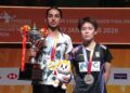 GOH Jin Wei (kanan) bersama pemain India, Devika Sihag ketika penyampaian pingat selepas perlawanan akhir Kejohanan Badminton Thailand Masters 2026 di Stadium Nimibutr, Bangkok. - IHSAN X