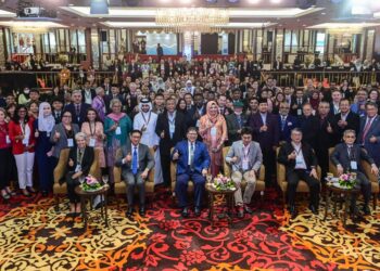 JOHARI Abdul (duduk, tiga dari kiri) ketika bergambar bersama para perwakilan pada Simposium Parlimen Mengenai Akses Kepada Pendidikan Dan Kerja Undang-Undang Untuk Pelarian di Dewan Banquet, Bangunan Parlimen di sini hari ini. - UTUSAN/SYAKIR RADIN