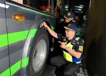 MOHAMMAD Yusoff Abustan  melakukan pemeriksaan ke atas sebuah bas ekspres di Terminal Meru Raya, Ipoh semalam.