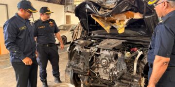 MOHD. Misuari Abdullah (dua dari kiri) melihat kenderaan yang terlibat dengan kemalangan ketika operasi di sebuah bengkel di Tapang Kota Bharu, Kelantan.- UTUSAN/ ROSLIZA MOHAMED