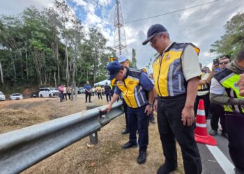 ALEXANDER Nanta Linggi melihat penghadang jalan ketika melawat JRTB di Gerik hari ini. - UTUSAN/AIN SAFRE BIDIN
