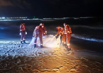 PASUKAN bomba dan penyelamat menemukan mayat Sithu Moe Lwin di pesisir Pantai Batu Buruk, Kuala Terengganu pada pukul 2.30 pagi ini. - IHSAN BOMBA