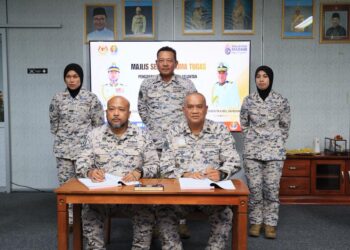 MOHD. Rosli Abdullah (tengah) menyaksikan majlis terima tugas daripada  Erwan Shah Soahdi (kiri) kepada Kamal Mohamad (kanan) pada Majlis Serah Terima Tugas di Ibu Pejabat Maritim mALAYSIA Kelantan, Tok Bali, Kelantan. - UTUSAN/KAMARUL BISMI KAMARUZAMAN