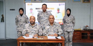 MOHD. Rosli Abdullah (tengah) menyaksikan majlis terima tugas daripada  Erwan Shah Soahdi (kiri) kepada Kamal Mohamad (kanan) pada Majlis Serah Terima Tugas di Ibu Pejabat Maritim mALAYSIA Kelantan, Tok Bali, Kelantan. - UTUSAN/KAMARUL BISMI KAMARUZAMAN