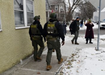 DUA ejen persekutuan meronda di St. Paul, Minnesota, bulan lalu. - Foto AFP