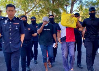 K KARUPAYA (tengah) dan P. Thinagaran (dua, kanan) dituduh mengangkut migran di Mahkamah Sesyen Alor Setar, hari ini.