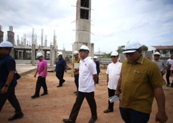 MAHDZIR Khalid (tengah) meninjau tapak projek pembinaan Masjid Muadzam Shah yang terbengkalai sejak 2018 di Pekan Kuala Nerang, Padang Terap. - UTUSAN/ SHAHIR NOORDIN