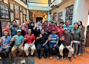 ROMLI Ishak (duduk, empat dari kiri) bersama sebahagian pengamal media Kedah yang hadir pada majlis ramah mesra di Alor Setar, semalam. - UTUSAN/SHAHIR NOORDIN