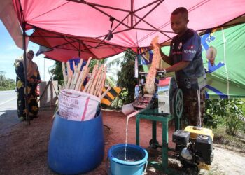 PENIAGA, Mahadi Hasan menerima permintaan tinggi untuk jualan air tebu sempena Ramadan berikutan musim panas yang melanda negeri ini di Alor Setar, Kedah. - UTUSAN/SHAHIR NOORDIN