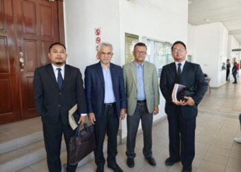 MOHD. Daud Bakar (dua kiri) bersama Muhamad Mat Yakim (dua kanan) selepas kes saman fitnah yang berjaya diselesaikan secara baik di Mahkamah Sesyen Alor Setar, hari ini. - UTUSAN/MUHAMAD AIMY AHMAD