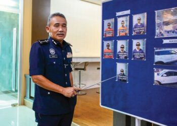 ADZLI Abu Shah menunjukkan gambar tujuh suspek yang diberkas pihak polis dipercayai terlibat dalam kejadian tembakan Komander AKPS Bukit Kayu Hitam pada sidang akhbar di Alor Setar. - UTUSAN/SHAHIR NOORDIN