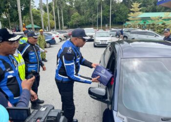 MUHAMMED Hasbullah Ali menyantuni pengguna jalan raya semasa Pemantauan  Zon Utara Sempena Op Selamat 25 Tahun Baharu Cina 2026  di Hentian Rehat dan Rawat (R&R) Gunung Semanggol arah utara, di Bagan Serai hari ini. - UTUSAN